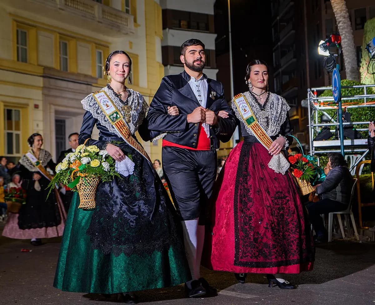 Tres personas con el traje tradicional valenciano en el pregón de las fiestas de la Magdalena